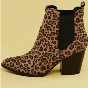 Soda Cheetah Print Size 6 Chelsea Booties
3” heel